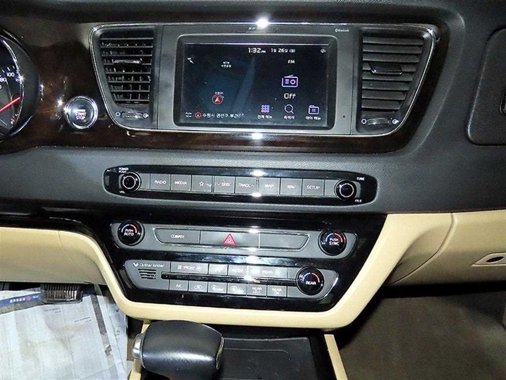 KIA Carnival - Vista 11