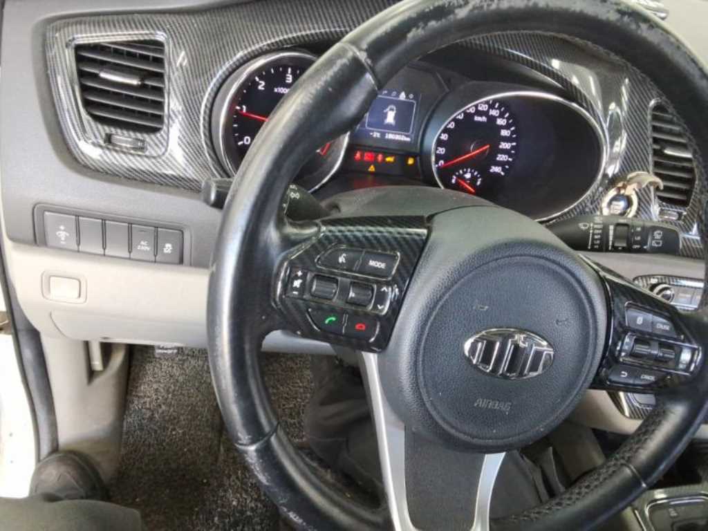 KIA Carnival - Vista 6