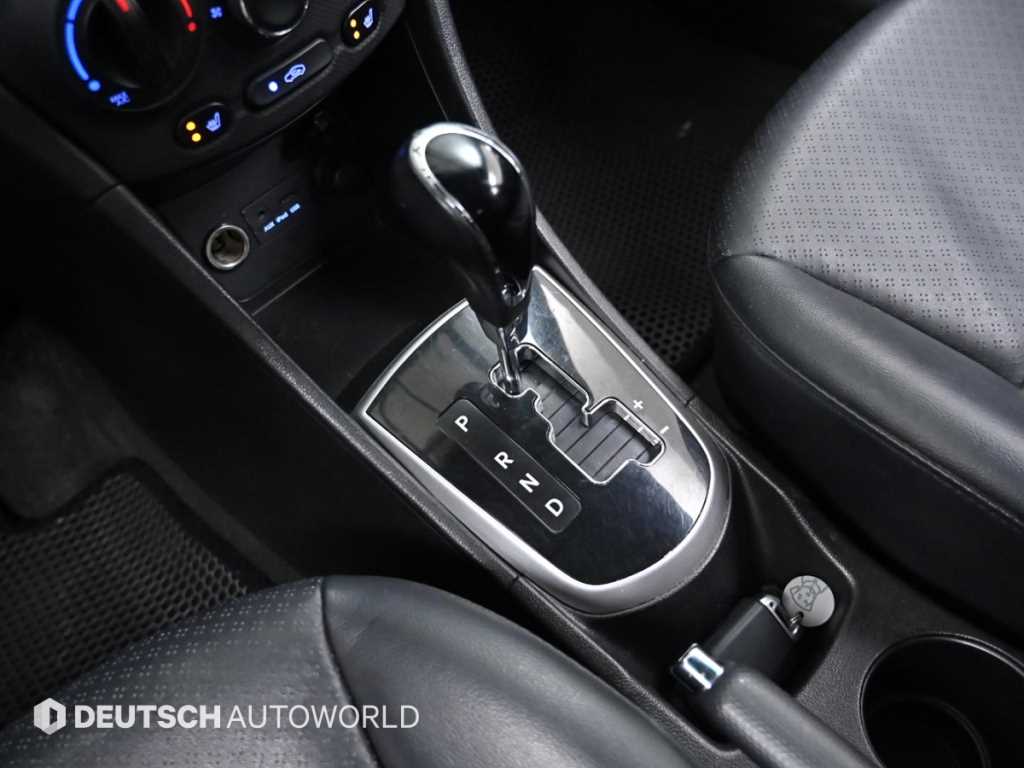 HYUNDAI Accent - Vista 9