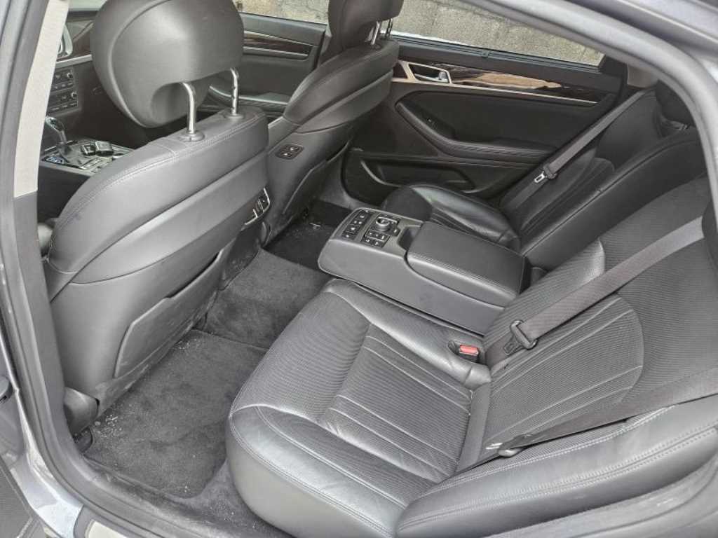 HYUNDAI Genesis - Vista 8