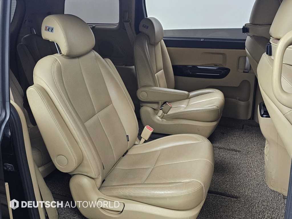 KIA Carnival - Vista 12
