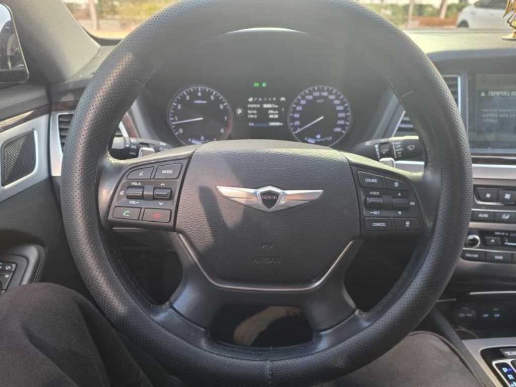 HYUNDAI Genesis - Vista 5