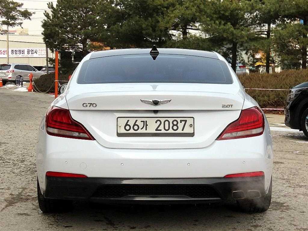 Genesis G70 - Vista 4