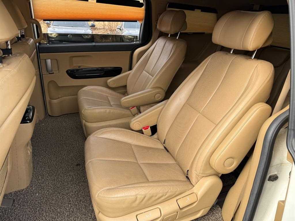 KIA Carnival - Vista 7