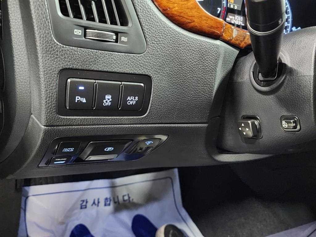 HYUNDAI Equus - Vista 12