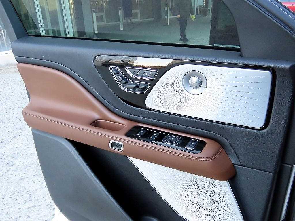 Lincoln Aviator - Vista 12