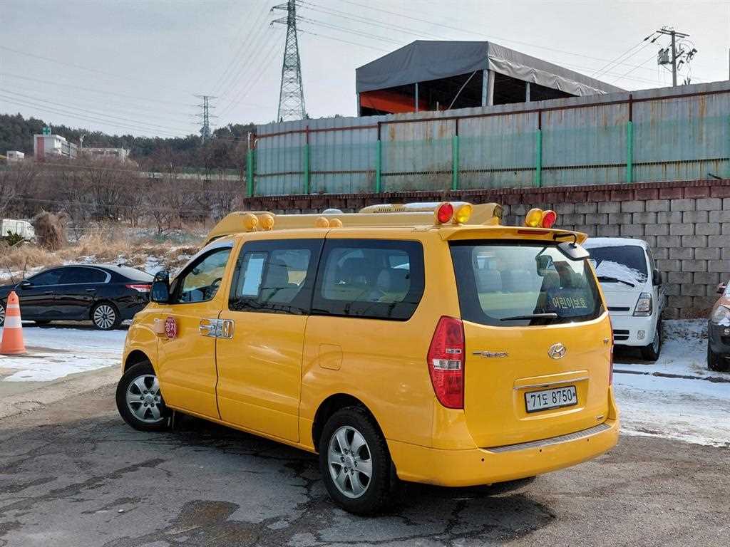 HYUNDAI Starex - Vista 4