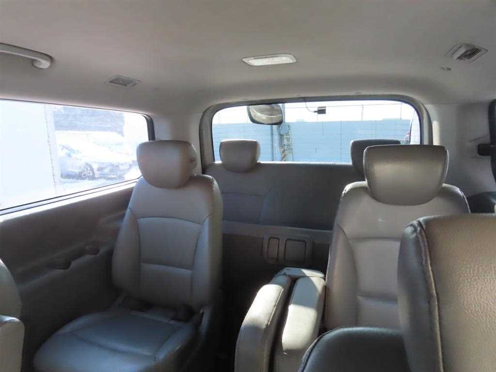 HYUNDAI Starex - Vista 7