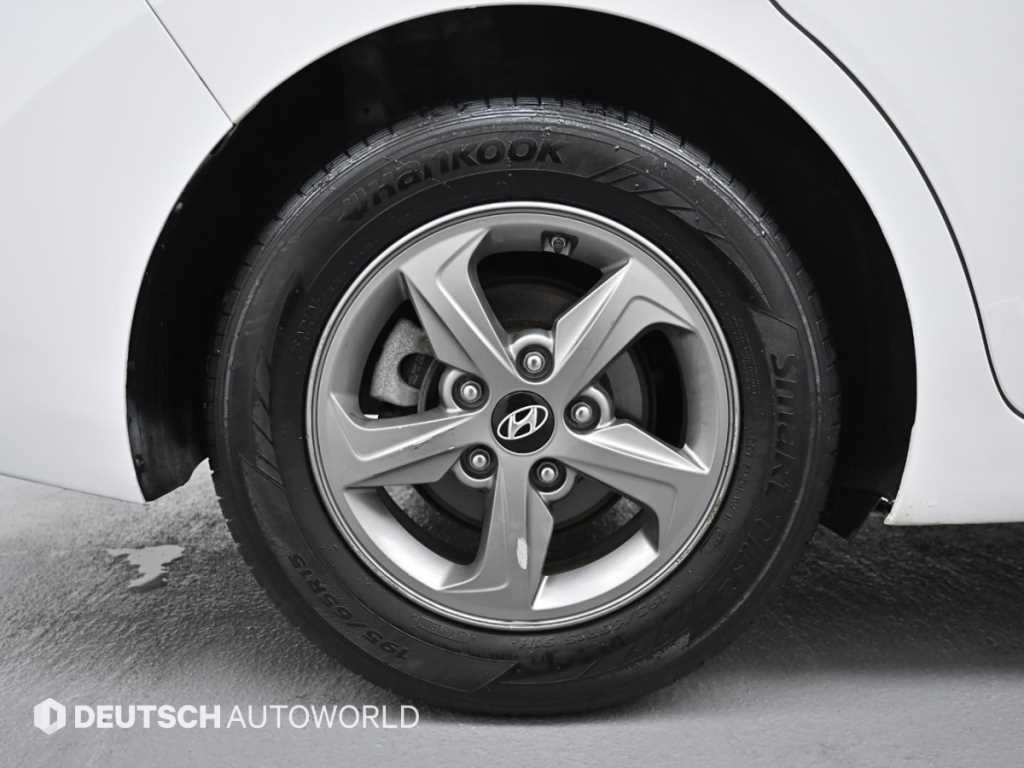 HYUNDAI Avante - Vista 5