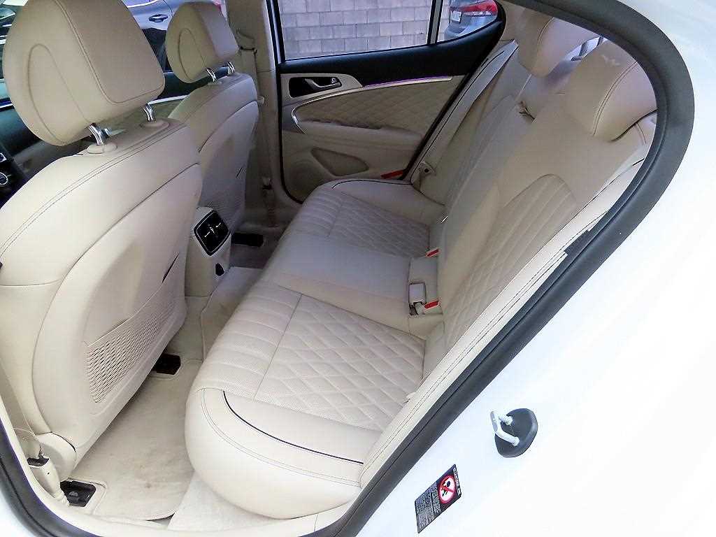 Genesis G70 - Vista 6