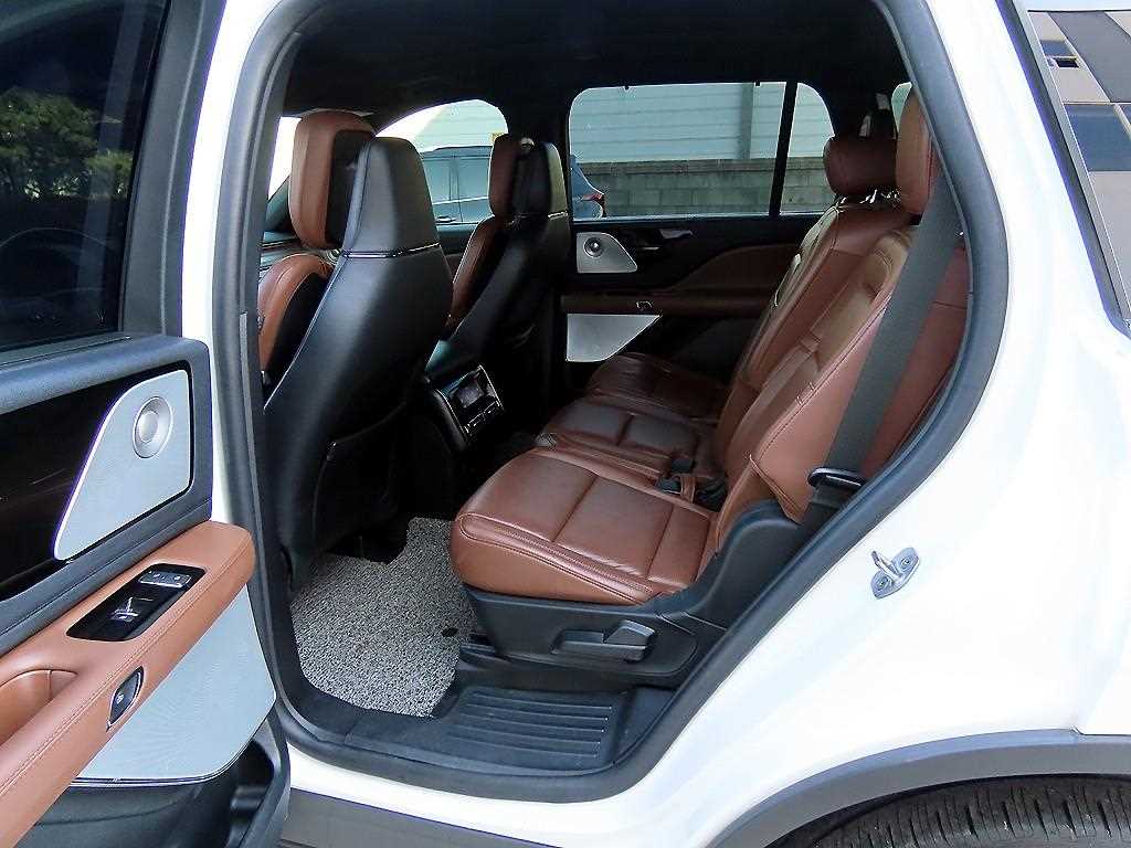 Lincoln Aviator - Vista 6