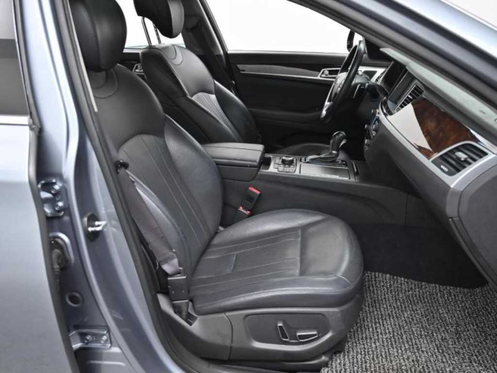 HYUNDAI Genesis - Vista 10