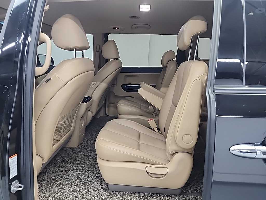 KIA Carnival - Vista 12