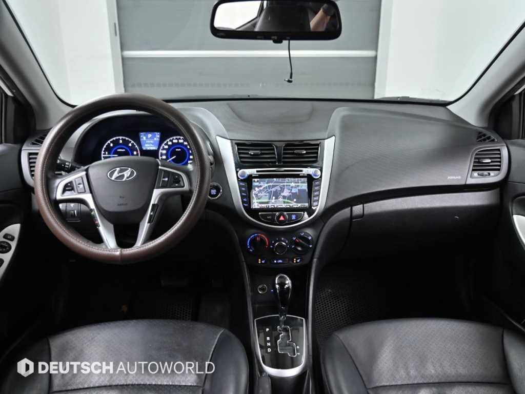 HYUNDAI Accent - Vista 7