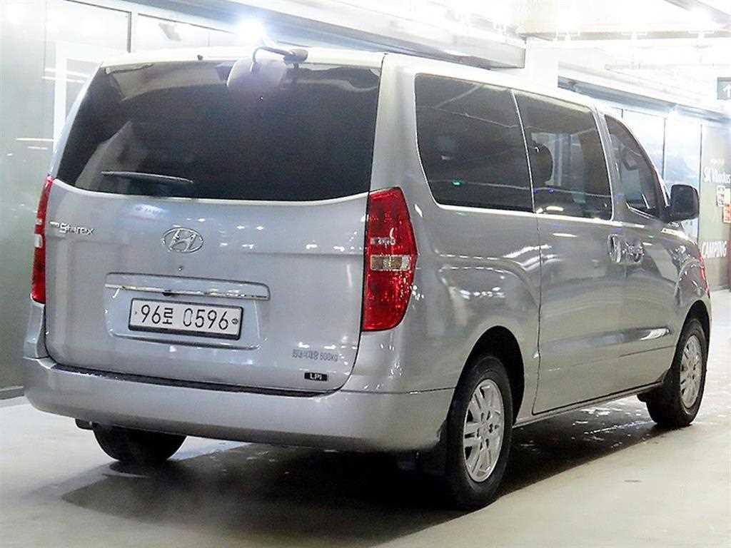 HYUNDAI Starex - Vista 4
