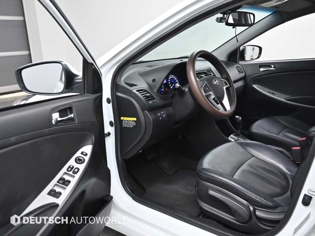 HYUNDAI Accent - Vista 11