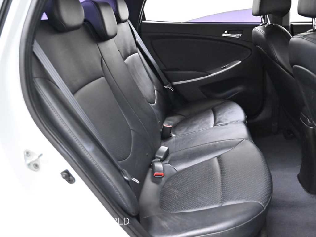 HYUNDAI Accent - Vista 12
