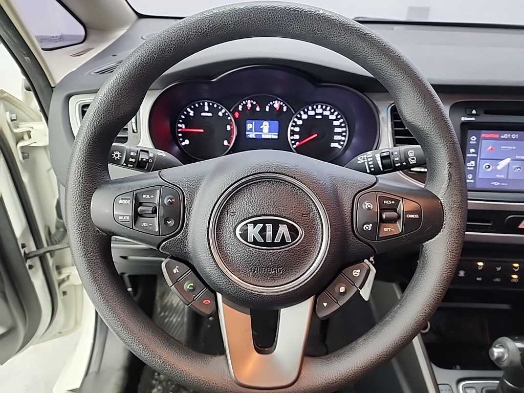 KIA Carens - Vista 9