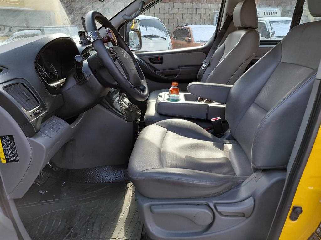 HYUNDAI Starex - Vista 7