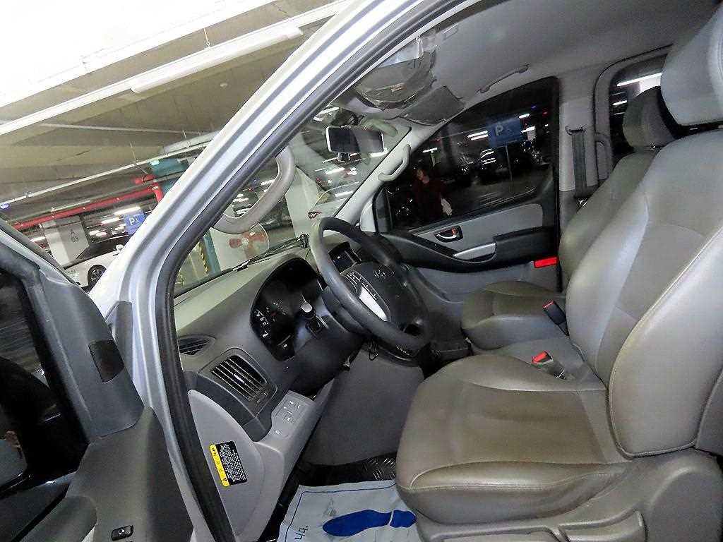 HYUNDAI Starex - Vista 6