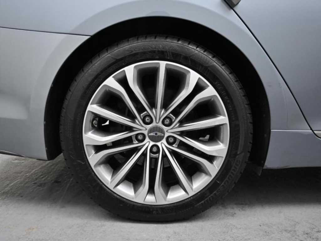 HYUNDAI Genesis - Vista 5