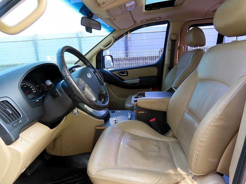 HYUNDAI Starex - Vista 5