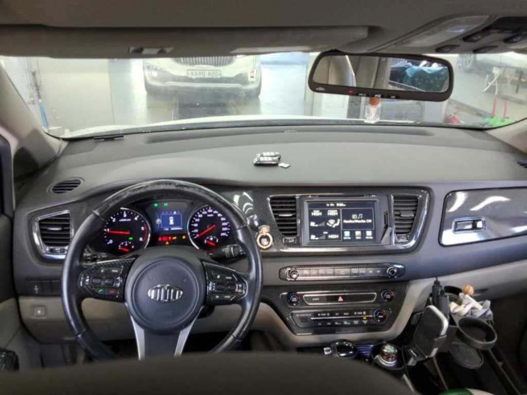 KIA Carnival - Vista 5