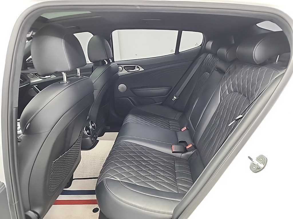 KIA Stinger - Vista 12