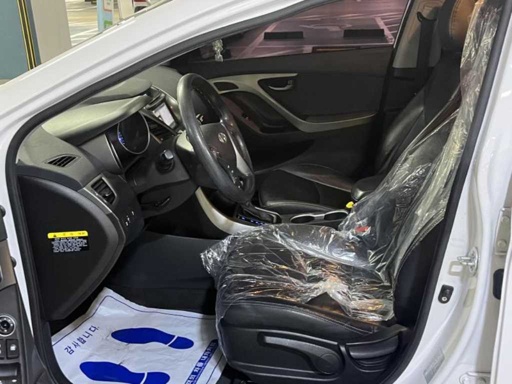 HYUNDAI Avante - Vista 8