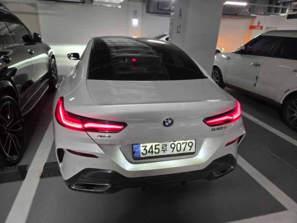 BMW 8 Series - Vista 4