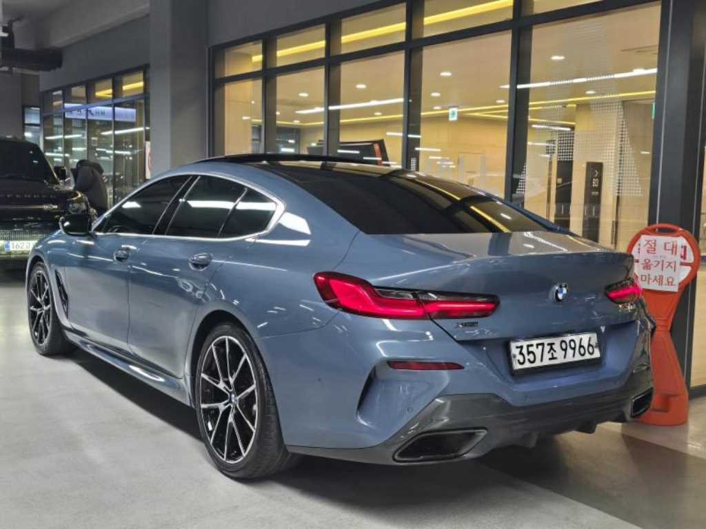 BMW 8 Series - Vista 4