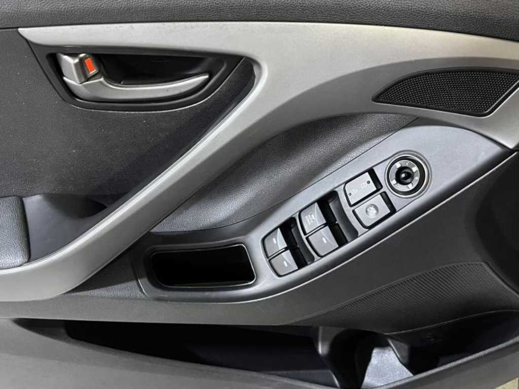 HYUNDAI Avante - Vista 11