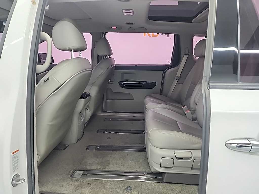 KIA Carnival - Vista 12