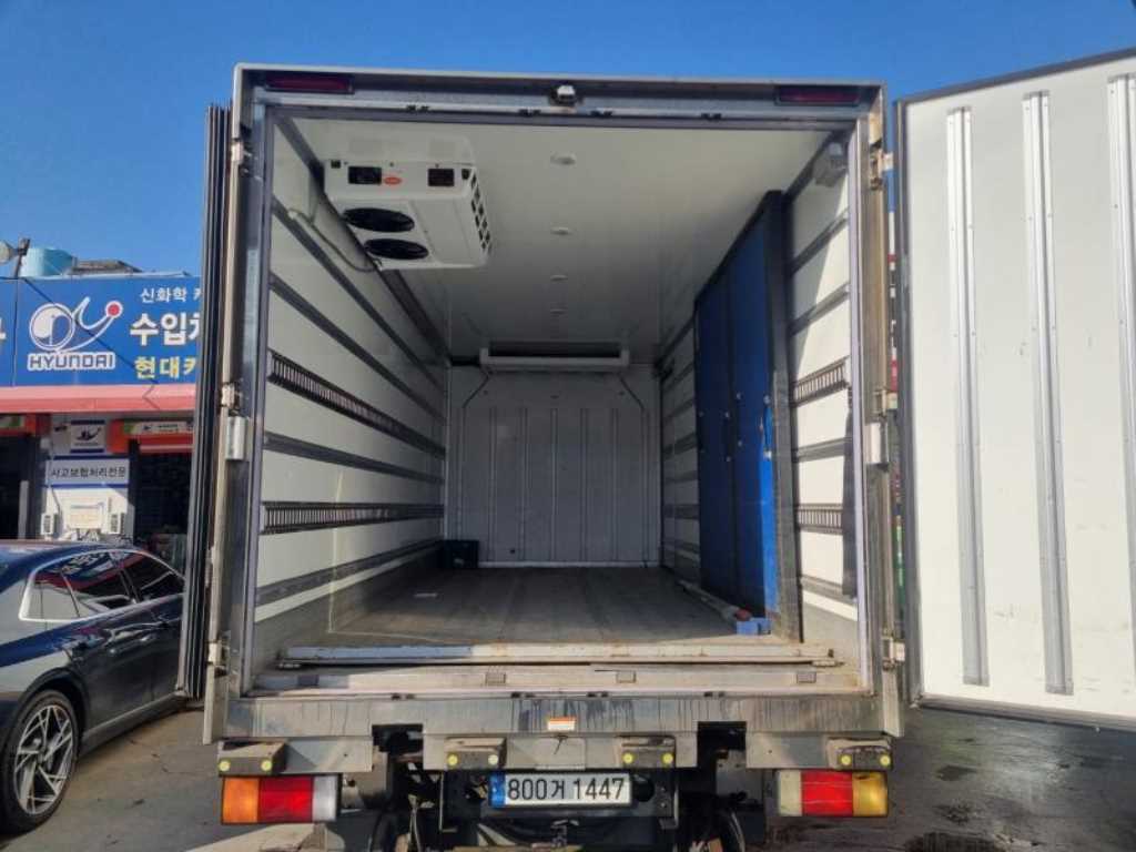 medium and large cargo truck - Vista 6