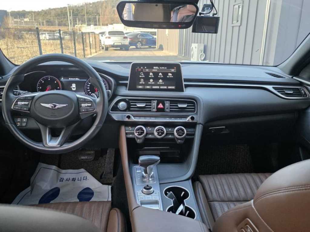 Genesis G70 - Vista 9