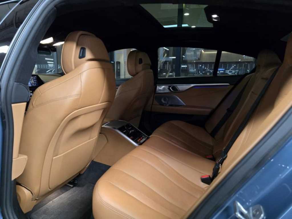 BMW 8 Series - Vista 8