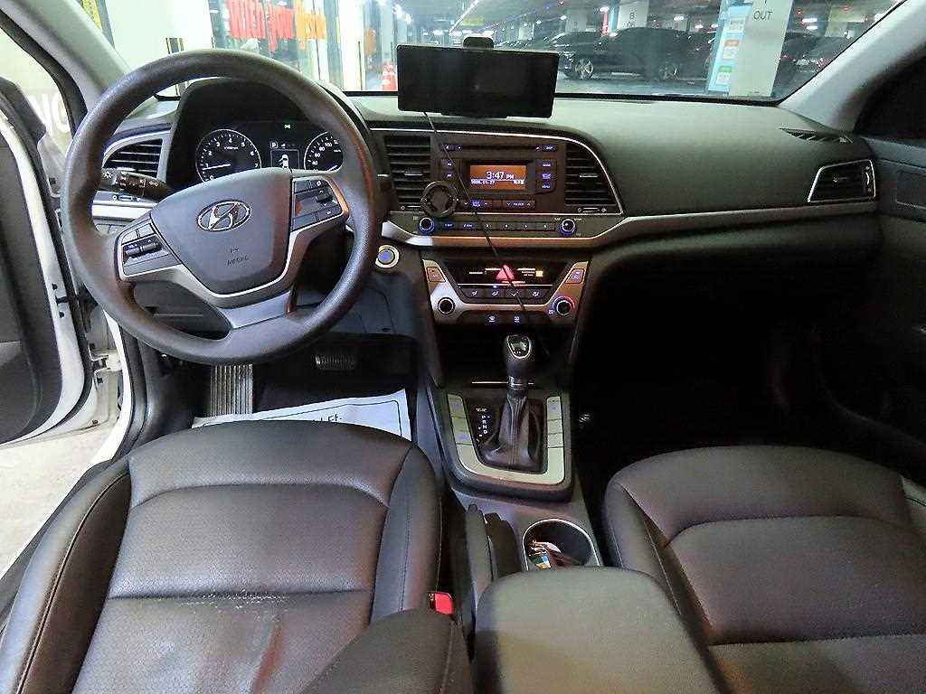 HYUNDAI Avante - Vista 10