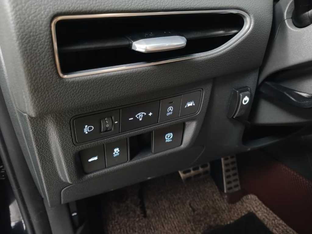 HYUNDAI Sonata - Vista 12