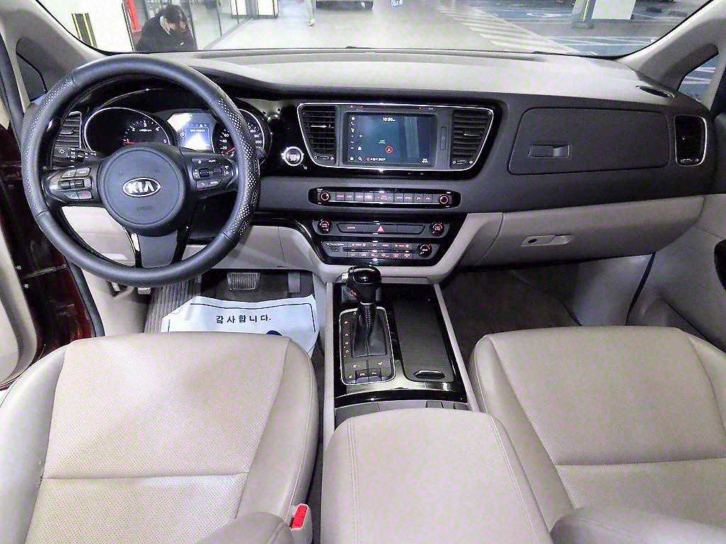 KIA Carnival - Vista 11