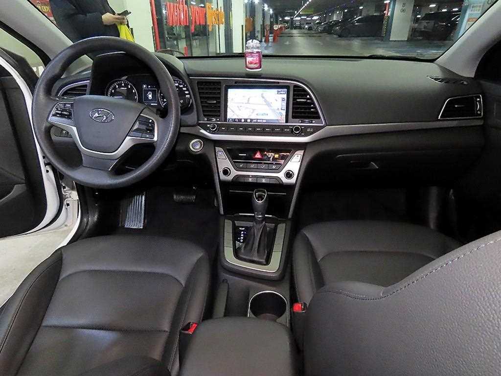 HYUNDAI Avante - Vista 10