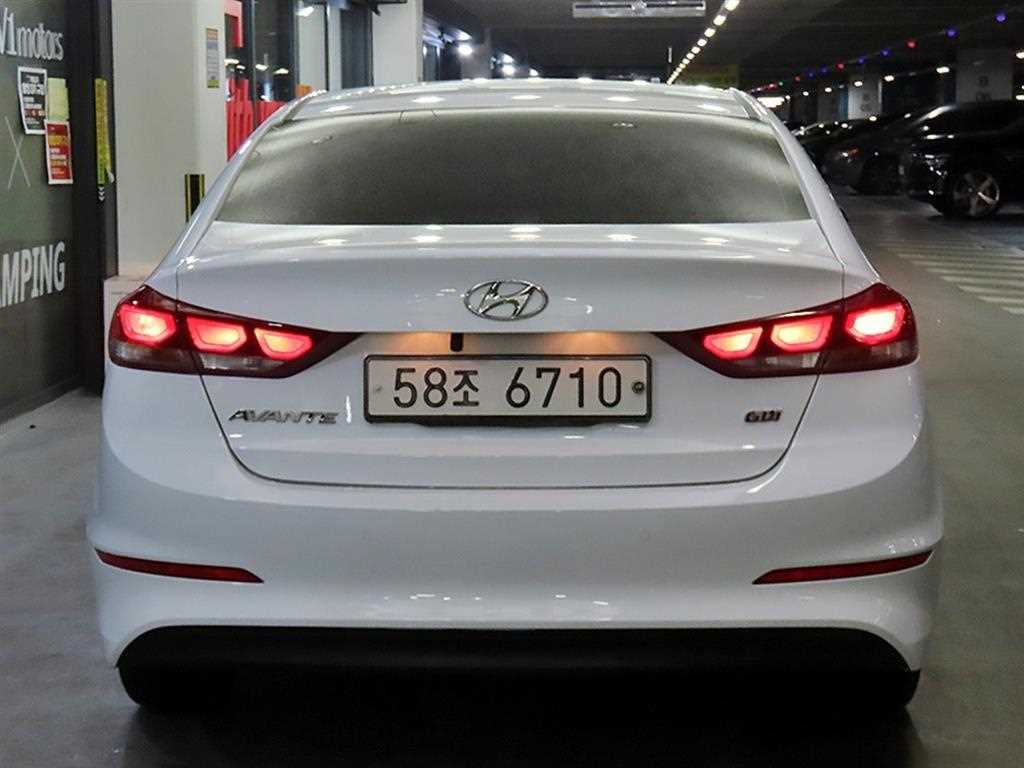 HYUNDAI Avante - Vista 5