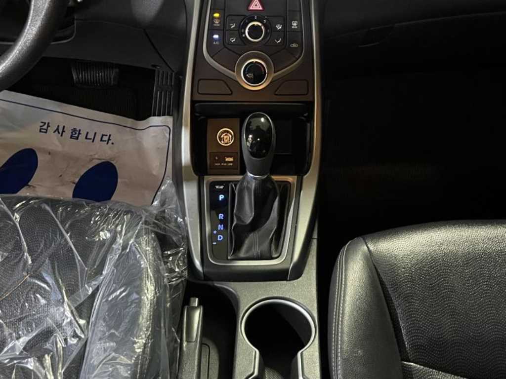 HYUNDAI Avante - Vista 10