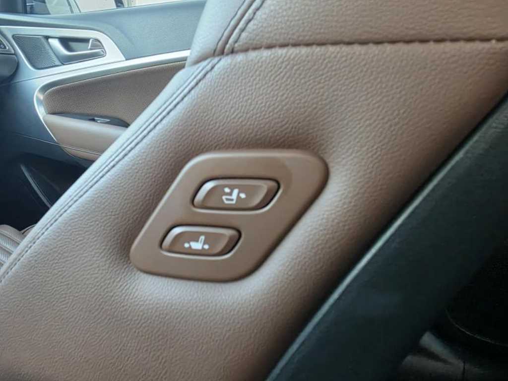 Genesis G70 - Vista 10