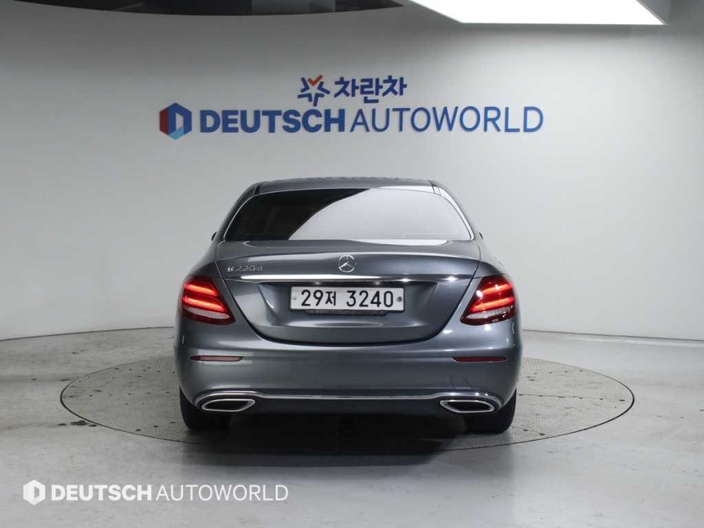 Mercedes Benz E class - Vista 5