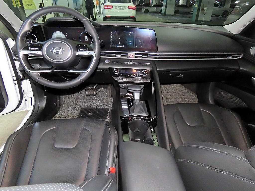 HYUNDAI Avante - Vista 10