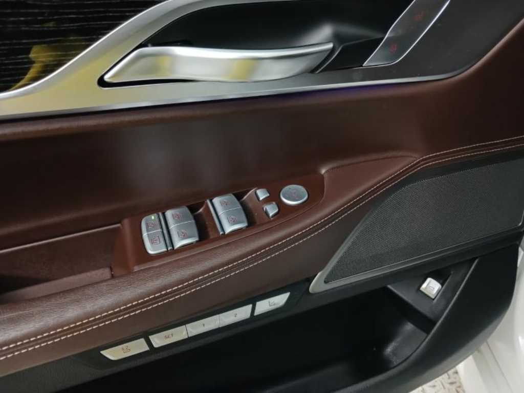 BMW 7 Series - Vista 8