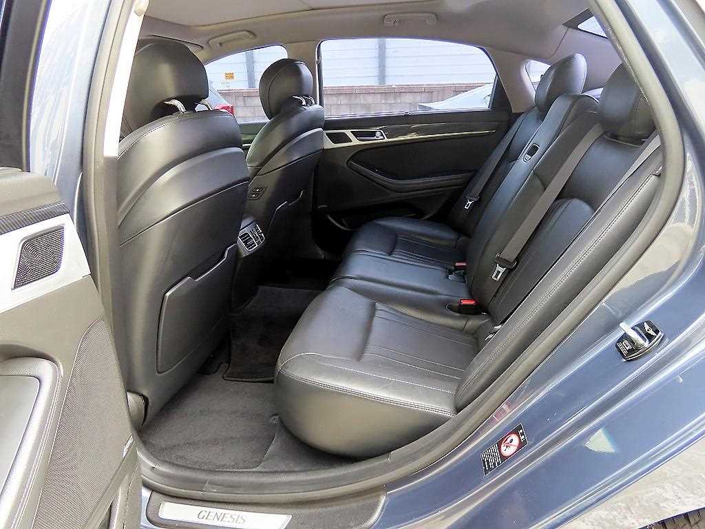 HYUNDAI Genesis - Vista 6