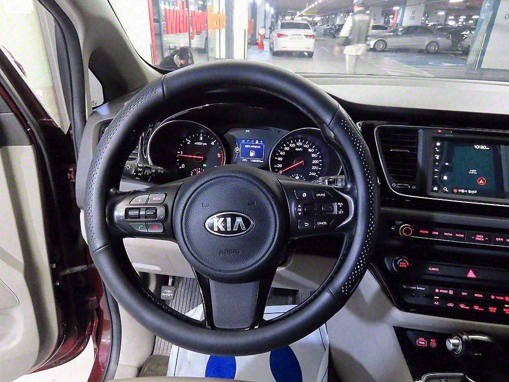 KIA Carnival - Vista 9