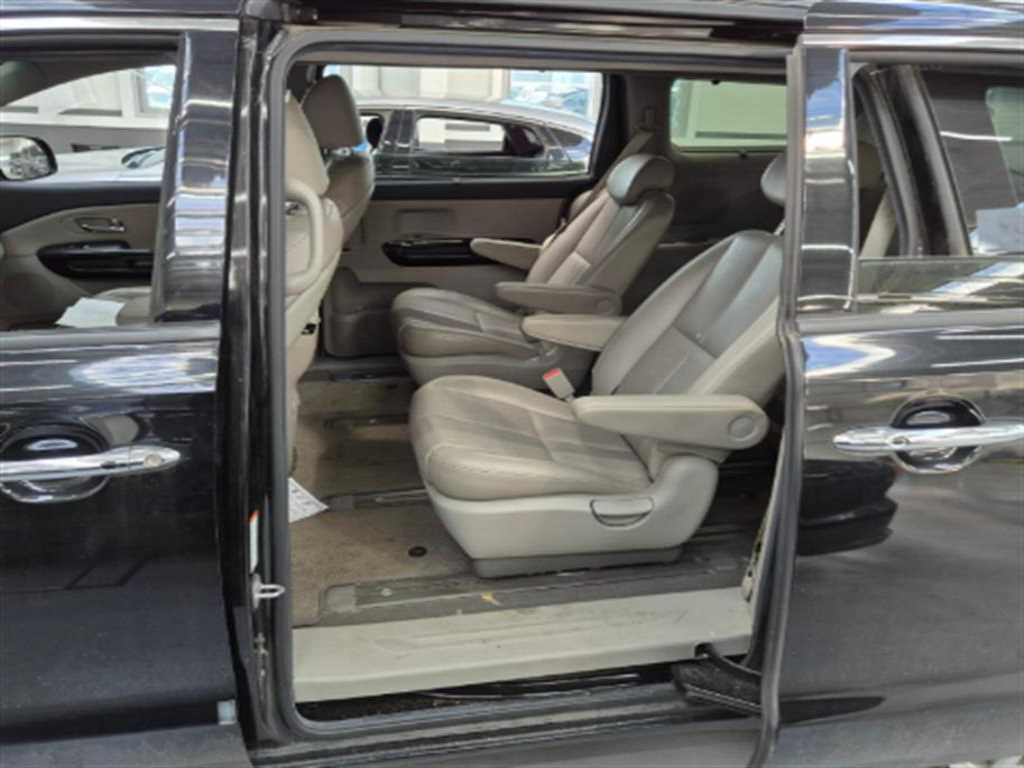 KIA Carnival - Vista 4