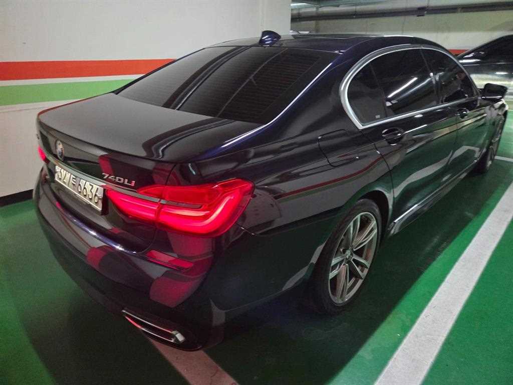 BMW 7 Series - Vista 5